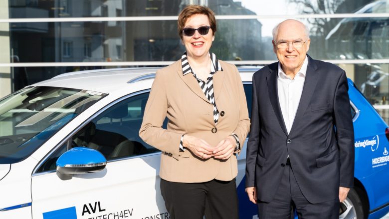 Theresia Vogel vom Klima- und Energiefonds und AVL-Chef Helmut List vor dem ersten Wasserstoff-Hybrid-Auto Österreichs © Ferlin-Fiedler/APA