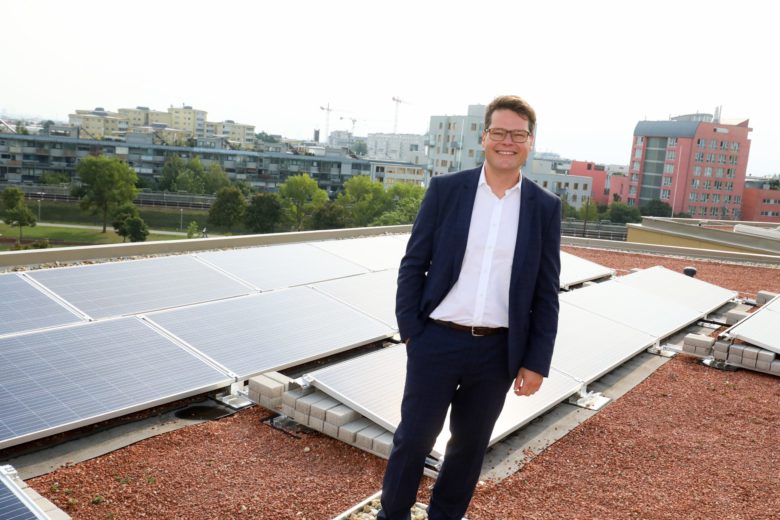 Wiens Klimastadtrat vor einer PV-Anlage auf dem Dach einer Ganztagsvolksschule ©PID/Christian Fürthner