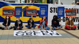 Sitzender Protest bei Ikea-Eröffnung. © Tech & Nature