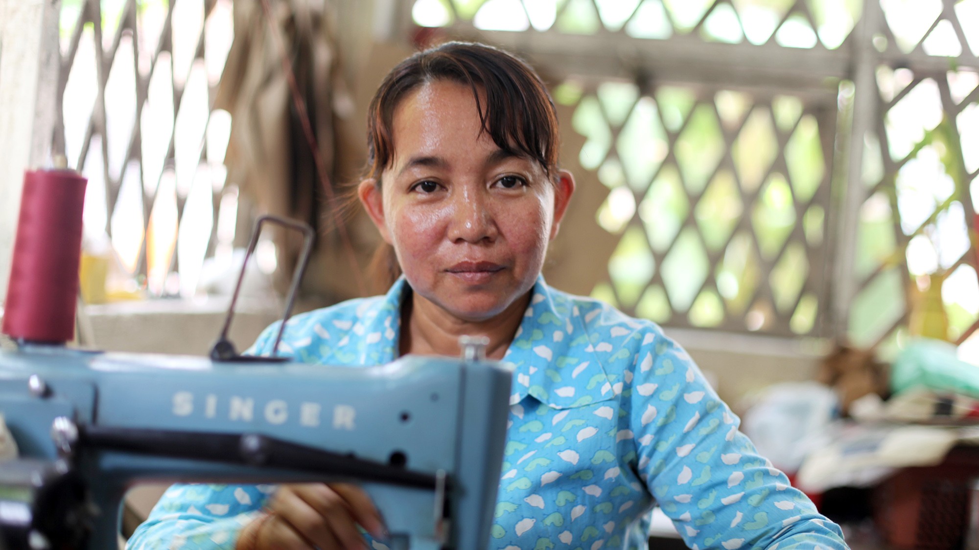 Genäht werden refished-Produkte in einer sozialen Werkstätte in Kambodscha © refished