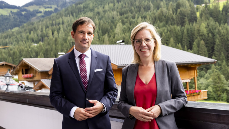 Hermann Erlach, General Manager von Microsoft Österreich und Leonore Gewessler, Klimaschutzministerin, in Alpbach © Microsoft