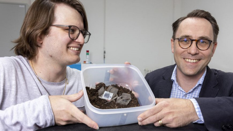 Empa-Forscher Xavier Aeby und Gustav Nyström mit der biologisch abbaubaren Batterie © Gian Vaitl / Empa