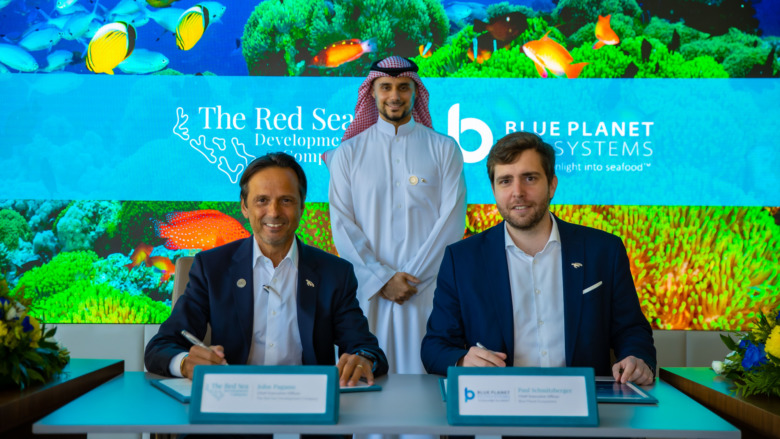 (Am Tisch sitzend) John Pagano, CEO der Red Sea Development Company und Paul Schmitzburger, CEOon Blue Planet Ecosystems © The Red Sea Development Company