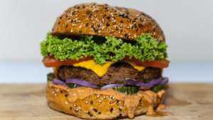 Burger: Fleischkonsum sinkt ab 2025 © amirali mirhashemian / Unsplash