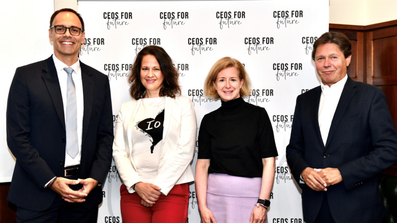 (v.l.n.r.): Berthold Kren (CEO Lafarge), Christiane Brunner (Vorständin CEOs for Future), Birgit Kraft-Kinz (Vorständin CEOs for Future), Wolfgang Anzengruber (Vorstand CEOs For Future) © CEOsFORFUTURE/Tsitsos