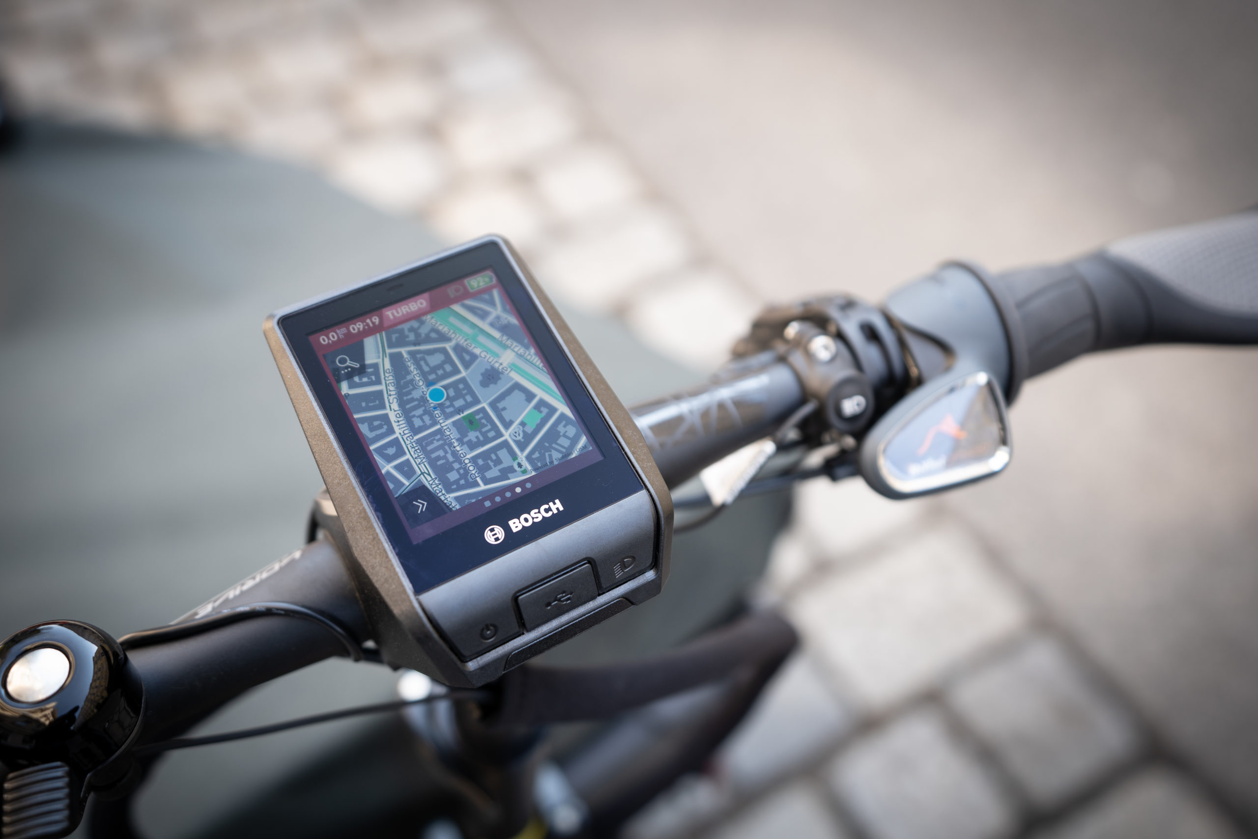 Vielseitig und einfach clever Mit dem neuen Nyon startet das voll vernetztes eBike-Erlebnis. Über die eBike Connect App ist Nyon mit dem Smartphone verbunden und tauscht Daten über Routen und Aktivitäten aus, das Farbdisplay unterstützt als intelligenter Wegweiser. © Bosch