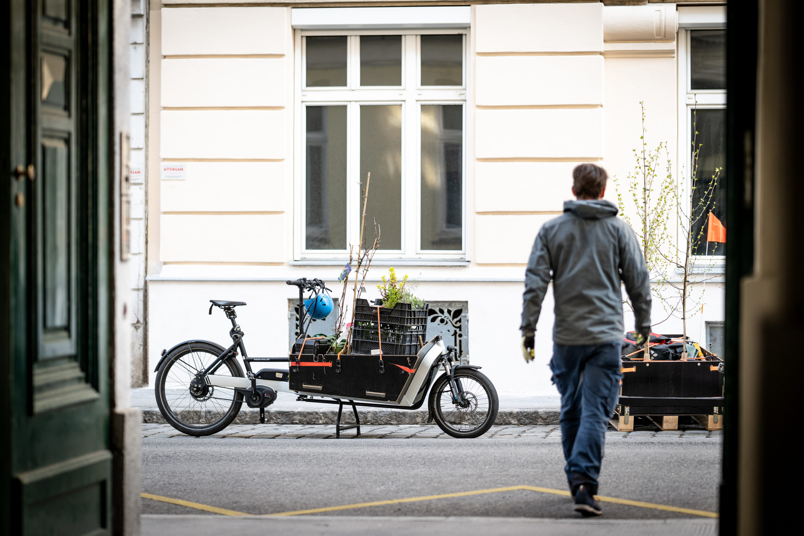 Bis zur Haustür – Parkplatzsuche war gestern: Ein weiterer Vorteil: mit dem Lastenrad entfällt die nervige Parkplatzsuche in der Stadt. Geparkt wird vor der Haustüre oder sogar im Innenhof. Das erleichtert die Anlieferung der Ware und spart Zeit und Nerven. © Bosch