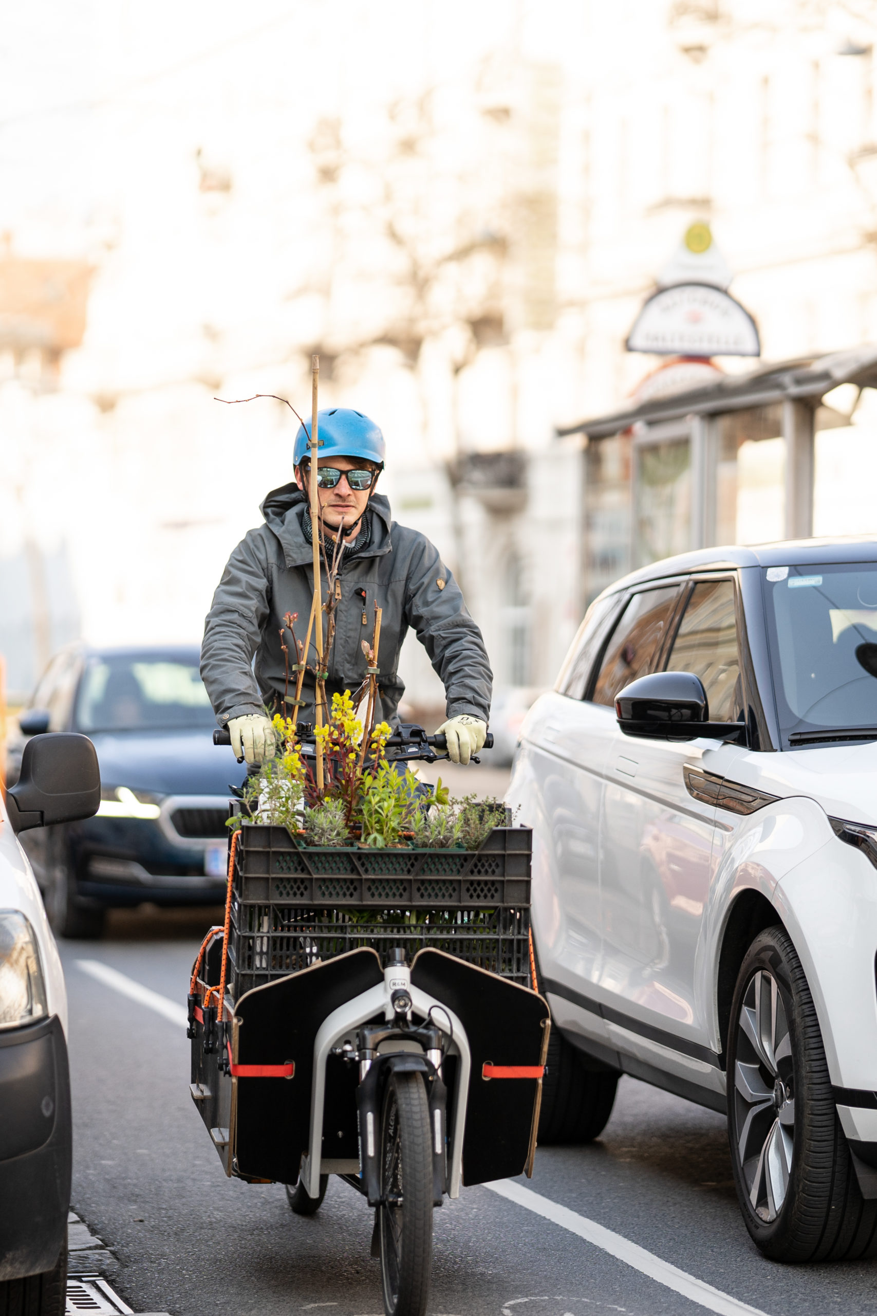 Auf dem Weg zum Kunden: eCargobikes kombinieren die traditionelle Technik eines Lastenrades mit dem elektrischen Antrieb der Zukunft. Durch die elektrische Unterstützung der hochwertigen Cargo Line-Antriebe von Bosch sind eLastenräder perfekt für den Einsatz als Lastenträger in der Stadt geeignet und bieten somit eine sinnvolle Alternative zum PKW. Auf dem Weg zum Kunden lässt Fritz Schwärz den Verkehrsstau einfach mal links liegen und kann die Frühlingsidylle der Großstadt in voller Pracht genießen © Bosch 