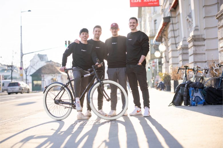 Die vier Gründer von EDDI Bike mit ihrem Bike. © Markus Fruehmann