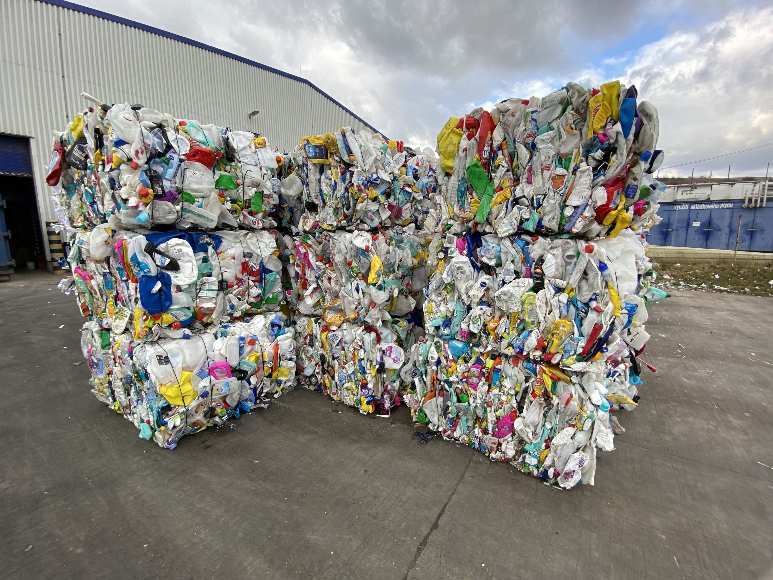 Sortierter Plastikmüll vorbereitet zum Recycling ©Cyrkl
