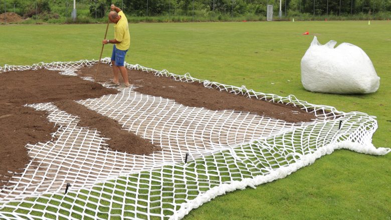 Ein Bewässerungsnetz von Lite-Soil wird auf einem Fußballplatz in Oberösterreich verlegt © Lite-Soil