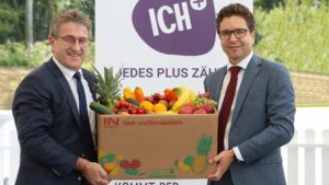 Manfred Hohensinner von ICH+ und Interspar-Geschäftsführer Markus Kaser mit dem Obst/Gemüse-Kistl © Rene Strasser