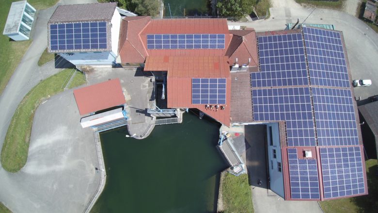 Auf dem Wasserkraftwerk Hart hat KWG bereits eine PV-Anlage mit Bürgerbeteiligung errichtet © KWG