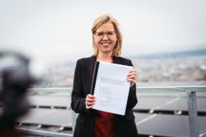 Klimaministerin Leonore Gewessler mit dem Gesetztesentwurf ©BMK / Cajetan Perwein