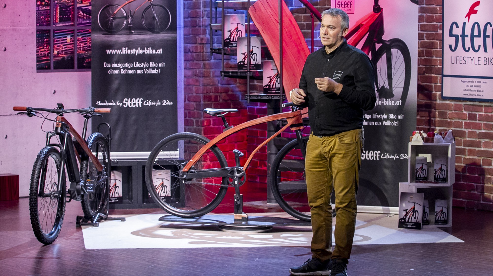 Steffen Ortner präsentiert seine Lifestyle Bikes bei 2 Minuten 2 Millionen im TV © Puls 4 / Gerry Frank
