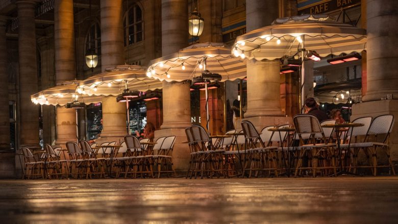Heizgeräte in einem Café in Paris © Unsplash