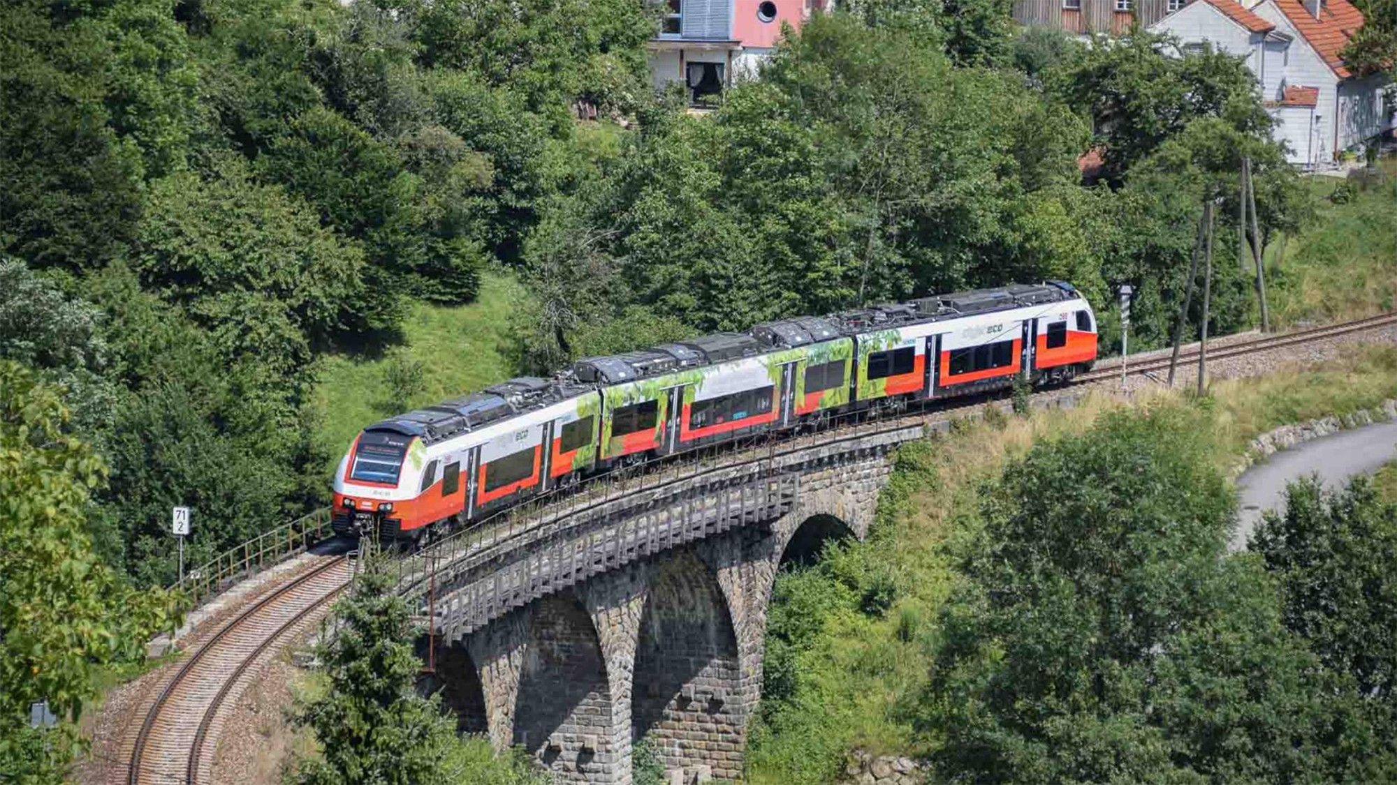 Der Cityjet Eco der ÖBB fährt nahtlos zwischen elektrifizierten Strecken und nicht elektrifizierten Strecken © ÖBB