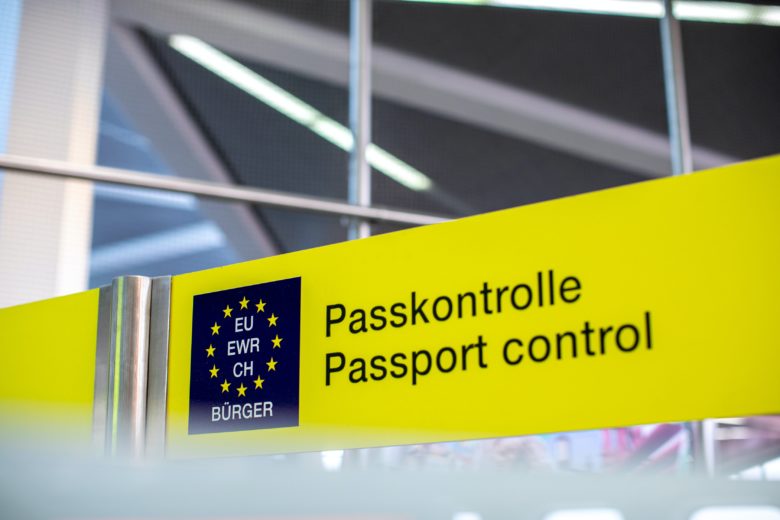 Passkontrolle in der EU. © Daniel Schludi on Unsplash