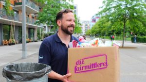 Michael Reiter mit einer Fairmittlerei-Lieferbox © Sofie Hörtler