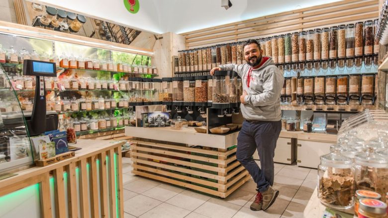 Engin Dogan in seinem Zero-Waste-Shop in Innsbruck © greenroot