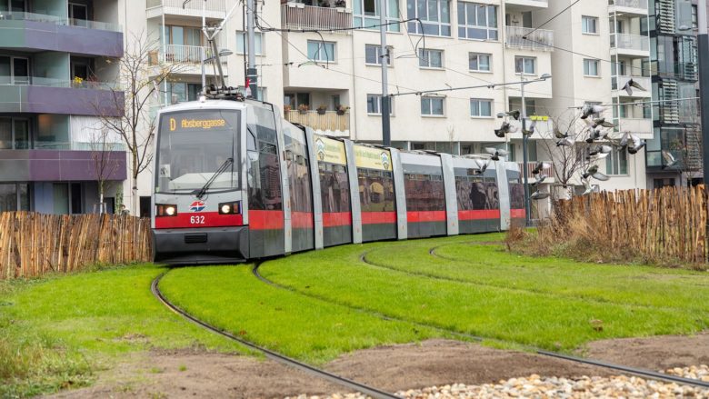 Die Straßenbahn D fährt iin Wien bereits teilweise auf Grüngleisen © Wiener Linien / Manfred Helmer