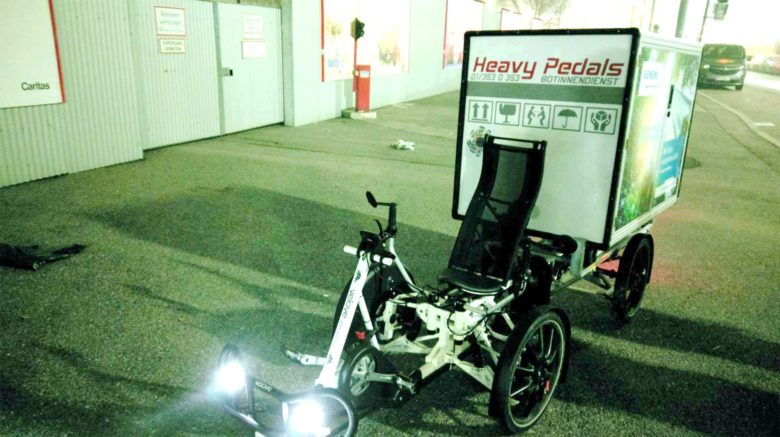 Das Lastenrad von Heavy Pedals holt die Pakete in den Morgenstunden aus der Busgarage ab © Remihub