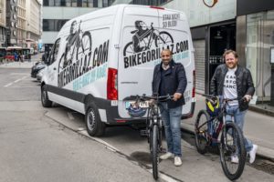 (v.l.) Arjun Ahluwalia und Nikolaus Mautner Markhof mit ihren Bikes ©BIKE GORILLAZ