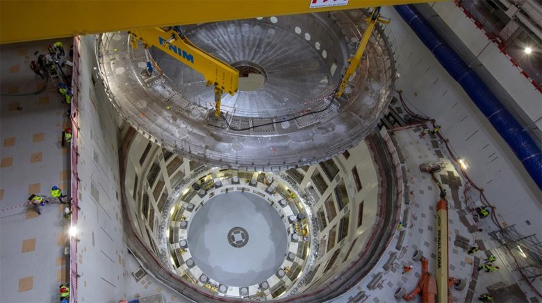 Die Bodenplatte wird in die Grube des ITER-Reaktors abgesenkt © ITER