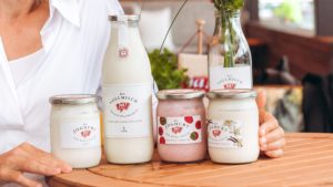 Joghurt und Milch verpackt Ja! Natürlich in Mehrweg-Glas © Ja! Natürlich