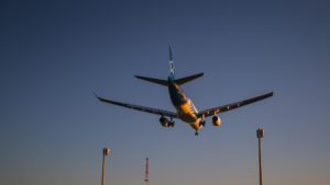 Flugzeuge könnte bald mit einem speziellen Kerosin fliegen. © Unsplash / Valery