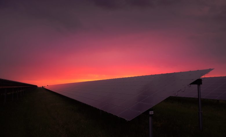 Solar-Panel bei Sonnenuntergang. © Karsten Würth on Unsplash