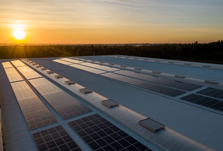 Solarzellen auf Industriedach © Unsplash