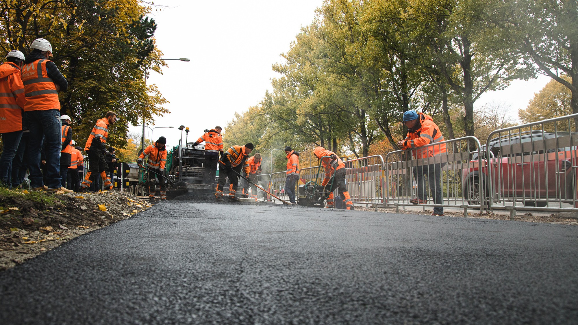 MacRebur baut Straßen mit Plastikmüll, die sich optisch nicht von herkömmlichen Straßen unterscheiden © MacRebur