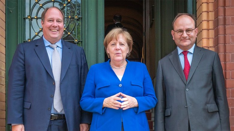 Ottmar Edenhofer (rechts) an der Seite von Bundeskanzlerin Angela Merkel und Kanzleramtsminister Helge Braun © Greb/PIK