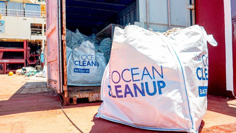 "The Ocean Cleanup" fischt säckeweise Plastikmüll aus dem Pazifik © The Ocean Cleanup