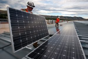 Arbeiter montieren Solar-Panele. © Science in HD on Unsplash