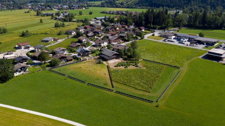 Dank "bifacialem Solarzaun" kann eine Weidezaun Sonnenstrom erzeugen © Elektrotechnik Leitinger