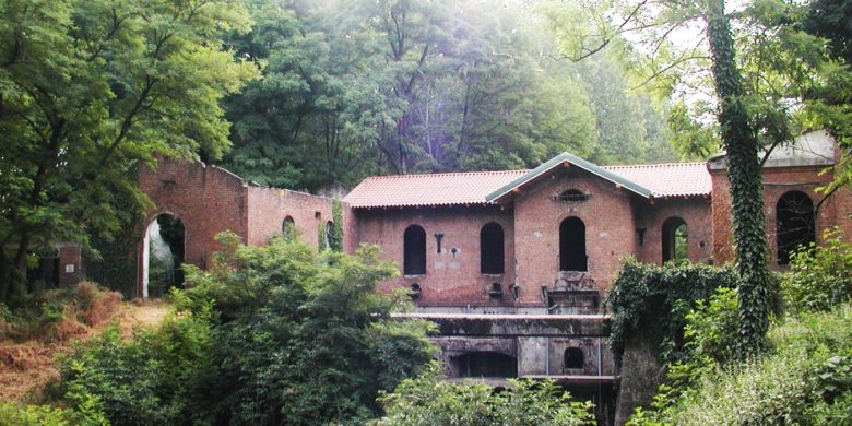 Das Wasserkraftwerk am Ufer des Flusses Agogna, Italien © Translated