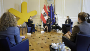 Europaministerin Karoline Edtstadler im Gespräch mit "Female Founders" © BKA/Andy Wenzel