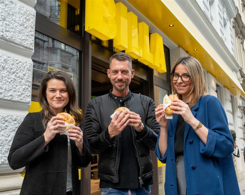 Die Pflanzerei bringt veganen Leberkäse in die heiße Theke. v.l. Heidrun Puscher (BILLA Vertriebsmanagerin), Markus Kuntke (Trend- und Innovationsmanager REWE International AG) und Nadina Ruedl (Die Pflanzerei-Gründerin) © BILLA AG / Robert Harson