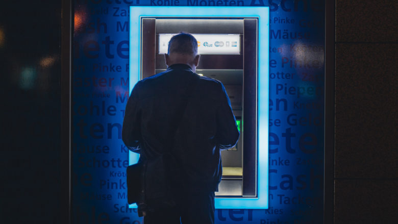 Am Bankomat/ATM. © Unsplash