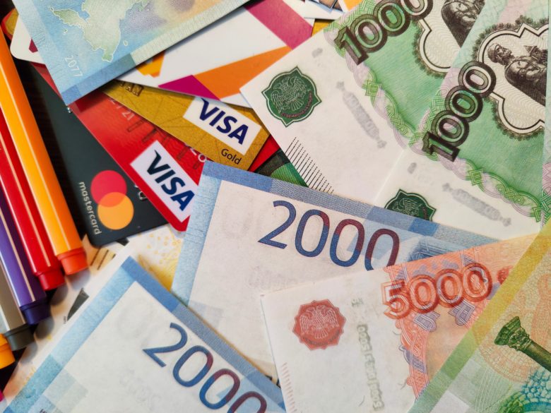 Russische Rubel und US-Kreditkarten. © Vardan Papikyan on Unsplash