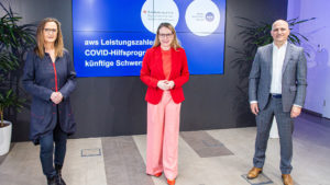 (v.l.n.r.) Edeltraud Stiftinger, aws Geschäftsführerin; Bundesministerin Margarete Schramböck und Bernhard Sagmeister, aws Geschäftsführer © aws/APA-Fotoservice/Juhasz