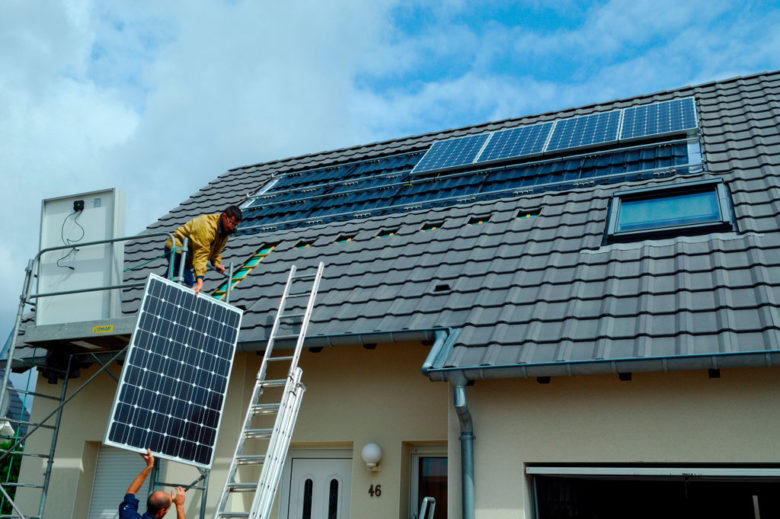 Die Nachfrage nach Photovoltaikmodulen ist groß. © Thierry Grun / Alamy