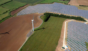 Die Welt erreichte einen Meilenstein bei Windkraft und Solarenergie. © Alamy