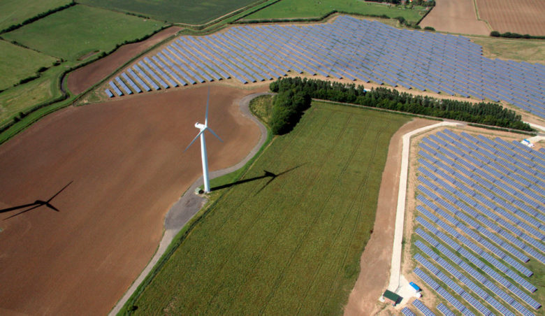 Die Welt erreichte einen Meilenstein bei Windkraft und Solarenergie. © Alamy