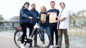 Das Pluz Care Team (v.l.n.r.): Rider Nino, Andre Schweighofer, Lena Hödl, Florian Schenk und Apotheker Viktor Hafner © Pluz Care