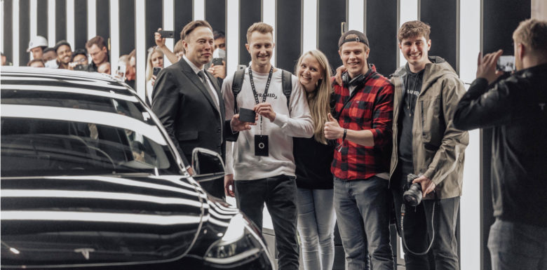 Tesla-Chef in der Gigafactory Berlin-Brandenburg. © Tesla