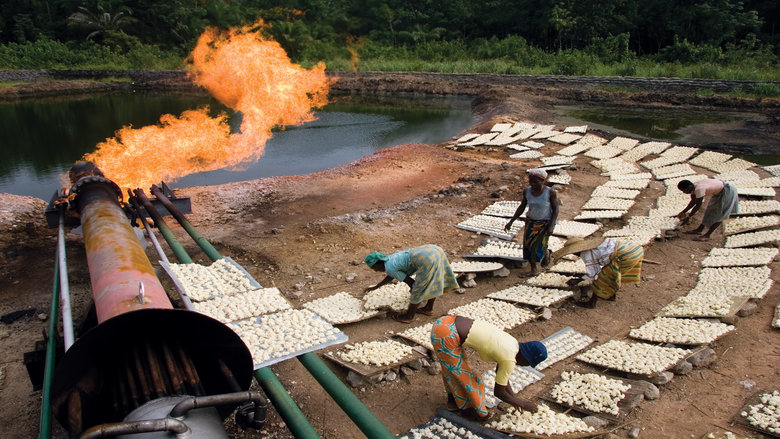 Gas Flaring im Niger-Delta. Locals backen "krokpo-garri" mit Hilfe der Hitze aus Gas Flaring. © World Bank