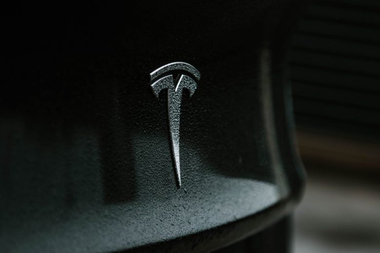 Tesla-Logo. © Austin Ramsey on Unsplash